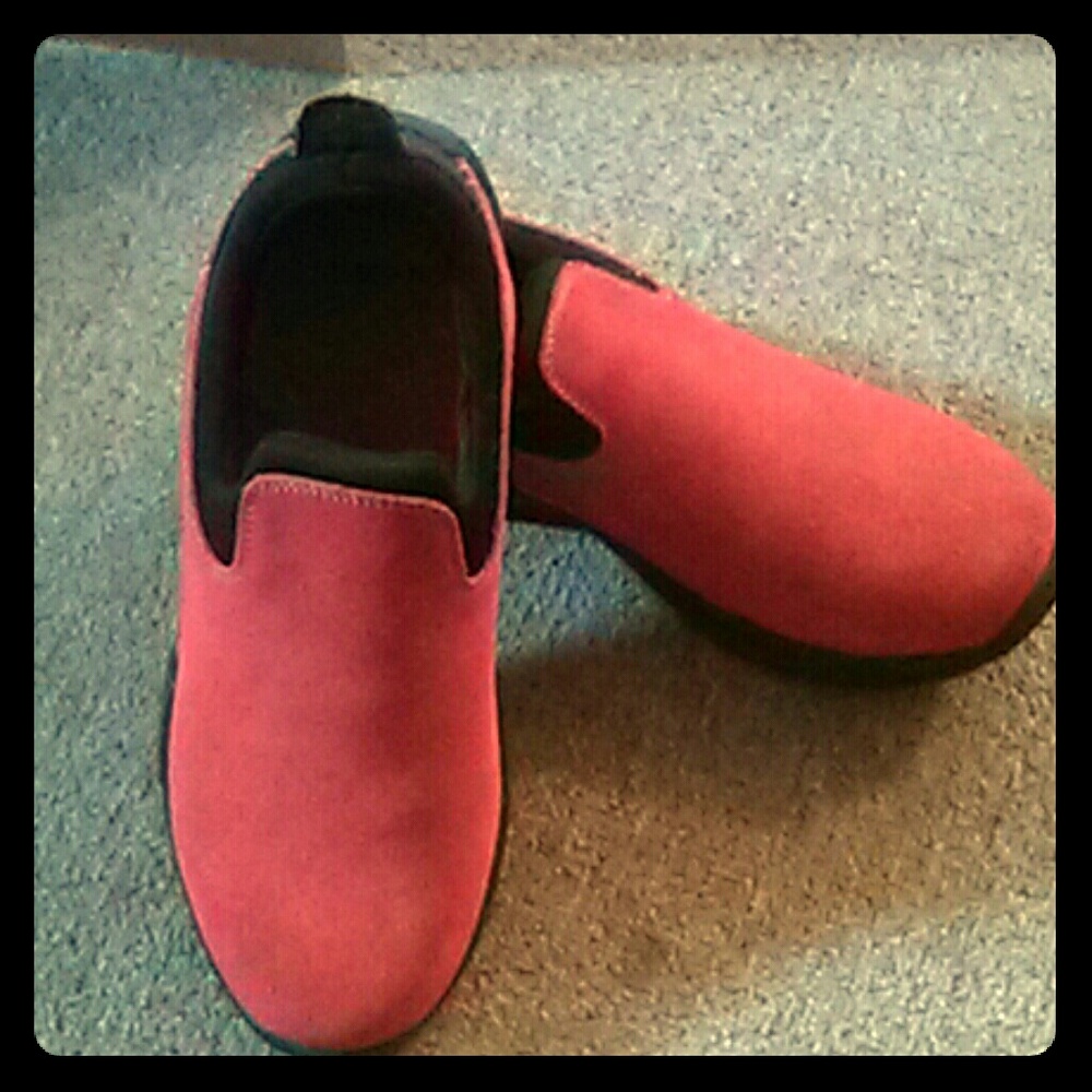 Red Lands' End mules.